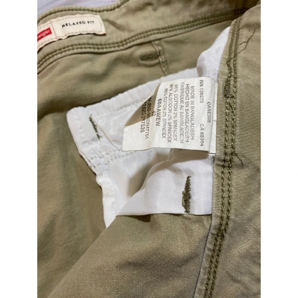 Wrangler Mens Relaxed Fit Cargo Shorts Khaki Cotton Spandex Blend Sz 42 Rip Stop